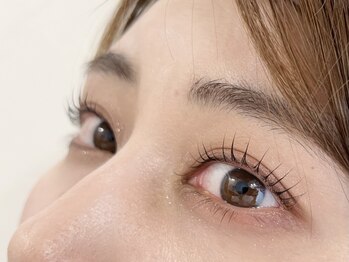 アキュリア(ACURIA)の写真/今までよりもっと「ダメージレス」「しみにくい」「速い」新まつ毛パーマ“くるり”が登場！