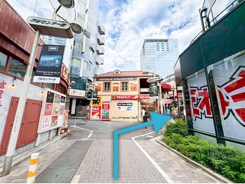 ユング 渋谷店(YUNG)/3.「カラオケまねきねこ」を右折