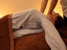 ー改眠整体ー　GunNai　黒川店【NEW OPEN】の雰囲気（『深い呼吸』へと整えながらゆっくり圧をかけていきます。）