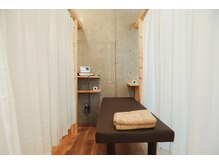 ゴールデン整骨院 藤沢の雰囲気(清潔感のある施術室と癒しの音楽が流れております♪)