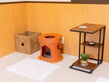 ヨモル(yomolu.)の雰囲気（座浴器と壺は黄土という遠赤外線効果でより温まりやすい物を使用）