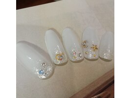 ホワイトきらきらネイル