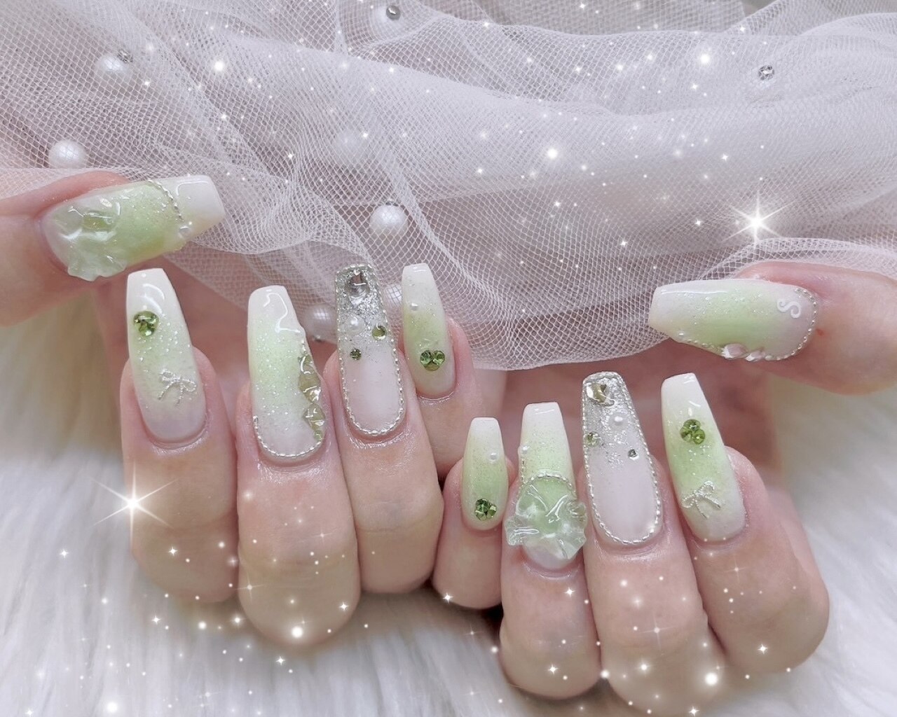 2025年-2026年冬トレンド】グリーン リボンのネイルデザイン集｜人気順