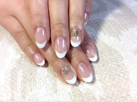 白フレンチ＆Vカットストーン