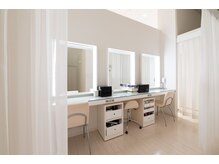 ポーラ ザ ビューティ イオンモール柏店(POLA THE BEAUTY)の雰囲気（店内は白で統一された清潔感のある空間。）