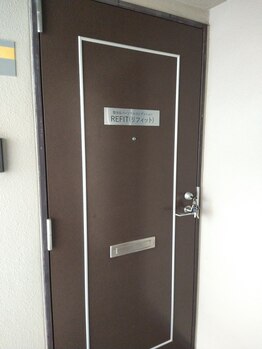 リフィット/入口看板
