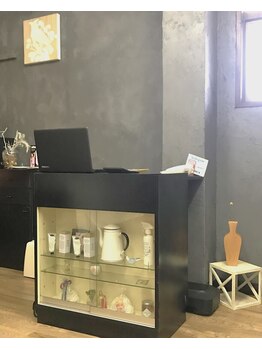 サロン デ リブレ 加古川店(salon de Libre)/飾り棚