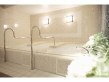 H2Oオリジナルの豪華デトックススパへご案内