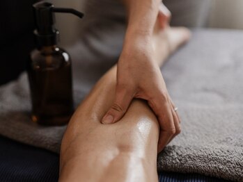 パイシーズ(Pisces)の写真/【パンパンむくみ足卒業!!】リンパマッサージ×痩身手技でキュッと足首出現♪ふくらはぎのむくみケアにも★