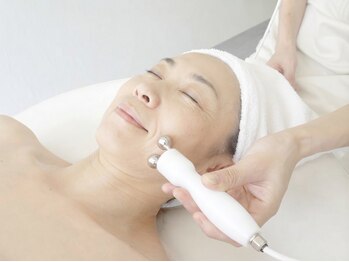 サロン ド ミコ(Salon de Mico)の写真/鏡を見るのが楽しみに！ リフトアップ効果でフェイスラインが引き締まり、スッキリ小顔に。