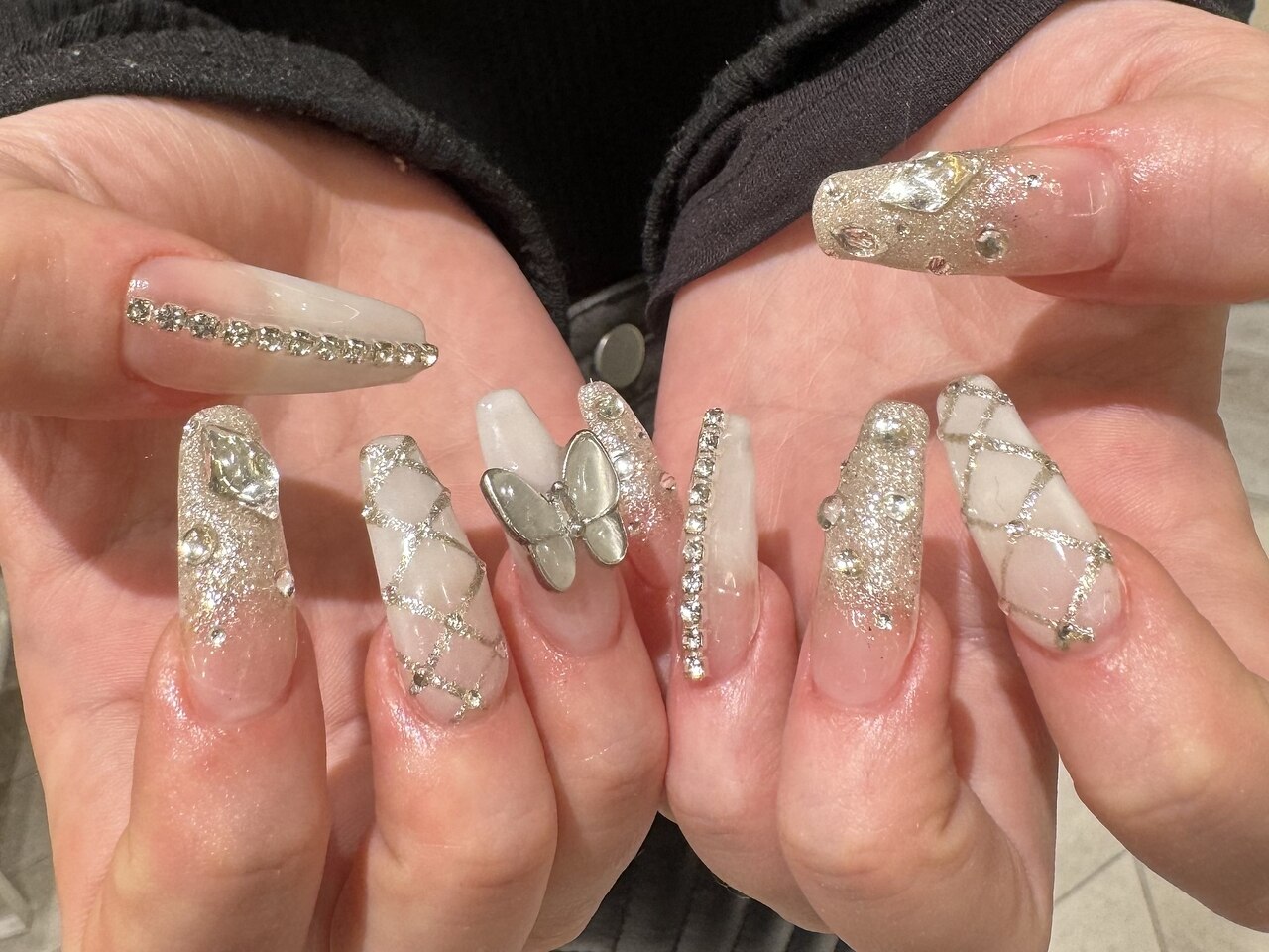 2025年-2026年冬トレンド】ホワイト ハンド スーパーロングのネイル