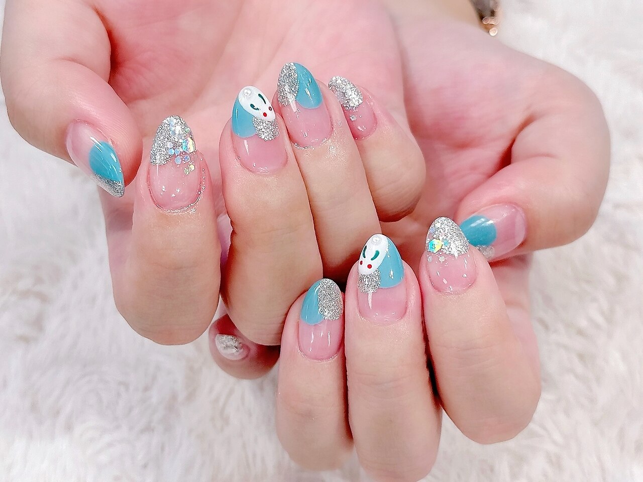 2026年冬トレンド】ブルー フレンチ ハンドのネイルデザイン集｜人気順