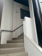 エルヴェ(Eleve)/アーバン本町ビル。入り口は2F