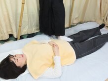 足圧宗家 良知整骨治療院/足で踏んで股関節の癒着を取る！