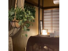 落ち着いたブラウンを基調とした施術スペース。