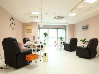 アミー(Ammy)の写真/広々とした店内のリラックスできる空間でネイルを楽しみましょう♪初めての方もまずは気軽にご来店下さい☆