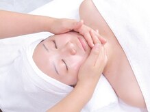 トウキョウビューティーラボ(TOKYO BEAUTY LABO.)の雰囲気（美骨筋マッサージ施術写真）