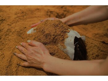 オント(ONTO)/おが粉を顔の上にのせます