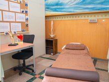 西調布オレンジ鍼灸整骨院の雰囲気（ベッド間はカーテンで区切られ、安心して施術が受けられます！）