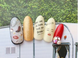 小指のレッドがオシャレ