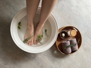 くびとかた/トリートメント前は足湯で