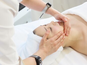 レミュービューティー(Remieux beauty)の写真/【鏡を見るたび、自信が持てるフェイスラインへ】たるみ・ほうれい線集中ケアで透明感と潤いのある美肌へ◎