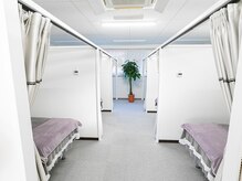個室での施術になります。