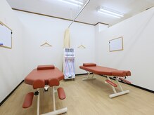 大きなベッドでリラックスして施術を受けることができます