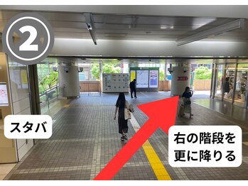 ブルーエム 大森(Blue-M)/右の階段を降りる