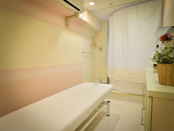 リラックススパシエル 青葉台/ピンク系の個室です