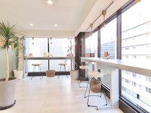 ルミエール 札幌大通parkside店の雰囲気（広々開放感があるロビーは大通り公園を眺めてゆっくり過ごせます）