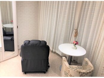 ビューステージ アイブロウサロン 鹿児島の写真/【リクライニングチェア】お客様のなりたい眉へプロが導きます。ご褒美タイムはゆったり落ち着いた空間で♪