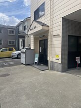 はあとねいる 福井さくら通り店/この扉からお入りください