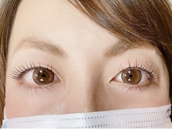 レティ(Letty)の写真/根元からしっかり立ち上げる話題の次世代まつげパーマ《パリジェンヌ》でクルンッと上向きカール★