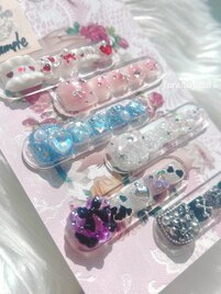 フットネイルもゴテゴテに！