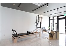 開放的な空間で極上のピラティス！海外輸入の高品質マシン導入