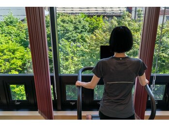 ドクターヒジ メディカルフィットネス(Dr.HIJI)/緑の中で