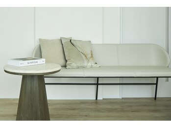 ディプロム(DIPROM)/【2】綺麗な空間での待合