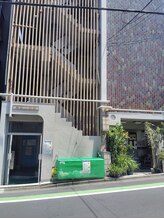 サロン ナチュレ(Salon Nature)/岸町八番館入口です。