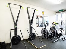 二の腕と脚腰を同時に鍛えることができるマシーンあります◎