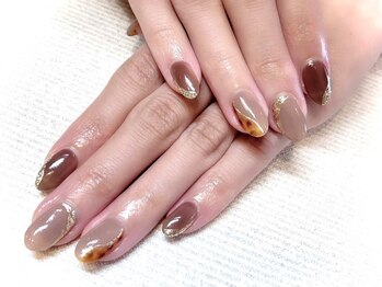 ファミリアの写真/<オフ&ケア無料★パラジェルベース使用>トレンドデザイン多数【定額コース】がお得♪カラー&パーツ変更OK!