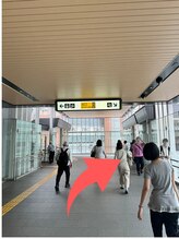 大和西大寺駅北口の右側の階段を降りる