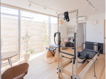 かわたに接骨院の雰囲気（ピラティススタジオ併設。まるで自然の中にいるような空間。）