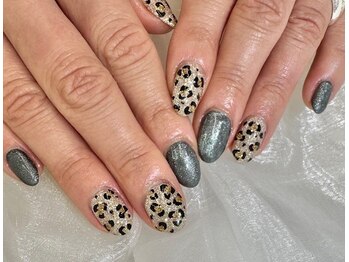 アリイネイルズ(ALII Nails)/ゴールドアニマルブラック