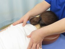 南雪整骨院の雰囲気（首肩のツラいコリ、痛みをマッサージで優しくほぐしていきます◎）