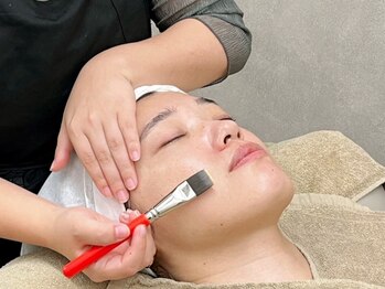 モモ(Momo.)の写真/肌の奥までうるおいが満ちて、光を放つ水光肌へ。ララピールが余計な角質をやさしくオフし理想の素肌へ*