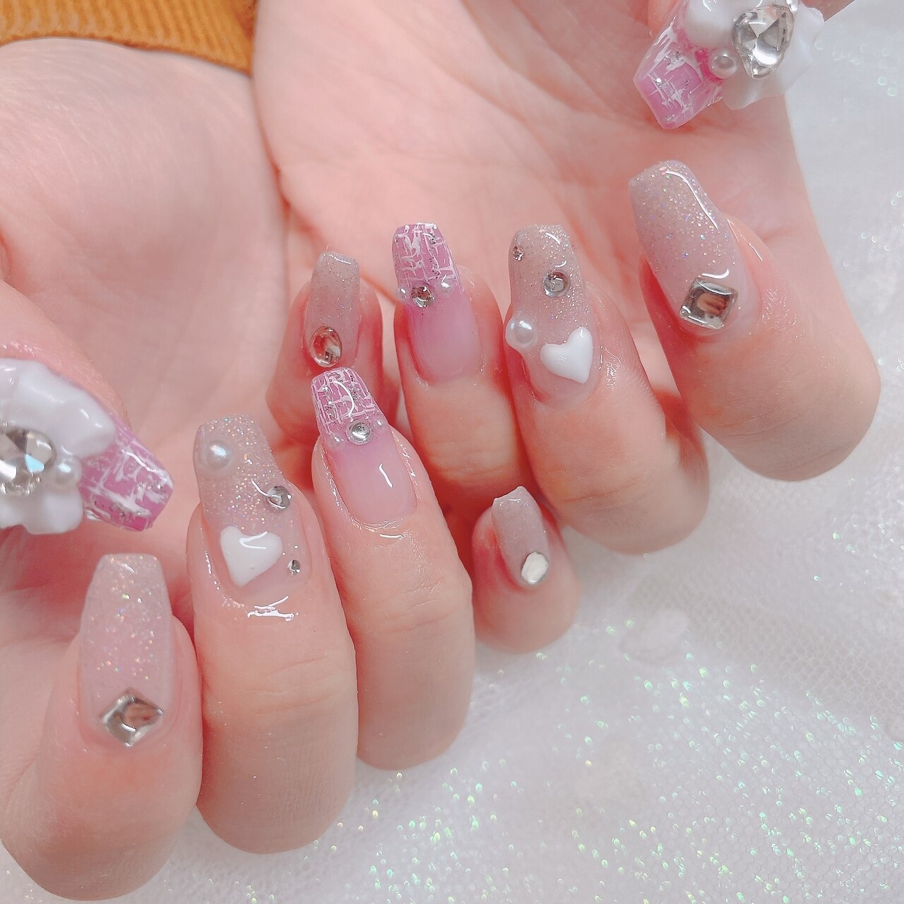 2025年-2026年冬トレンド】3Dハートのネイルデザイン集｜人気順｜2