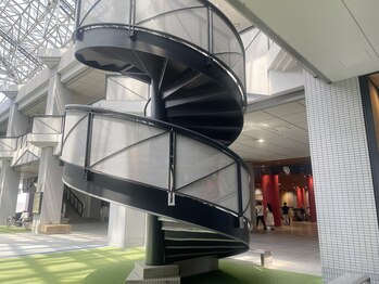 ポーラ 弁天町店(POLA)/こちらの螺旋階段から