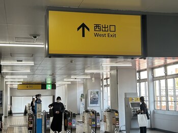 アールドットビューティー(R.beauty)/近鉄八尾駅の西出口の改札を出る