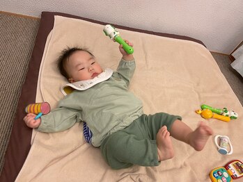子育てママの整体サロン/施術中のお子様の様子